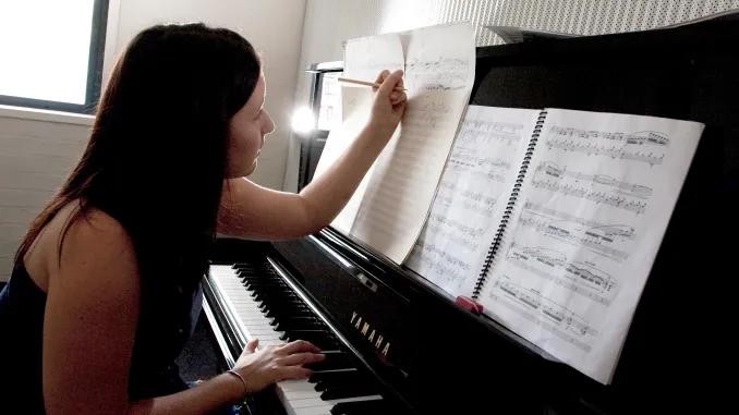 Vrouwelijke componist achter piano